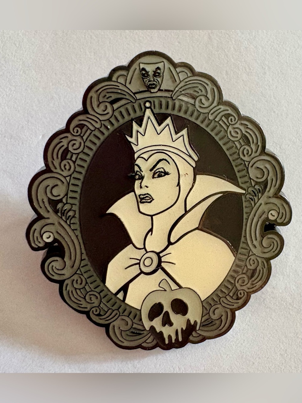 Disney 2026 Villains Cameos Glow In the Dark Blind Box Enamel Pin Evil Queen